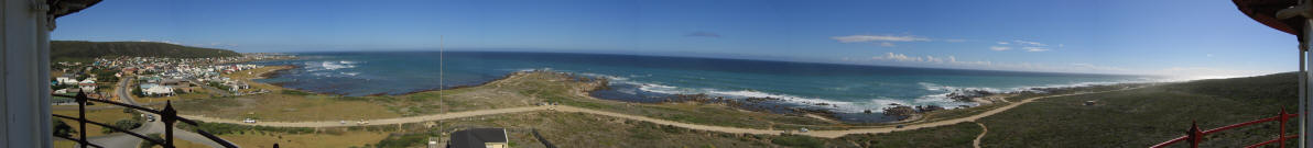 https://upload.wikimedia.org/wikipedia/commons/4/41/Cape_Agulhas_panorama.jpg