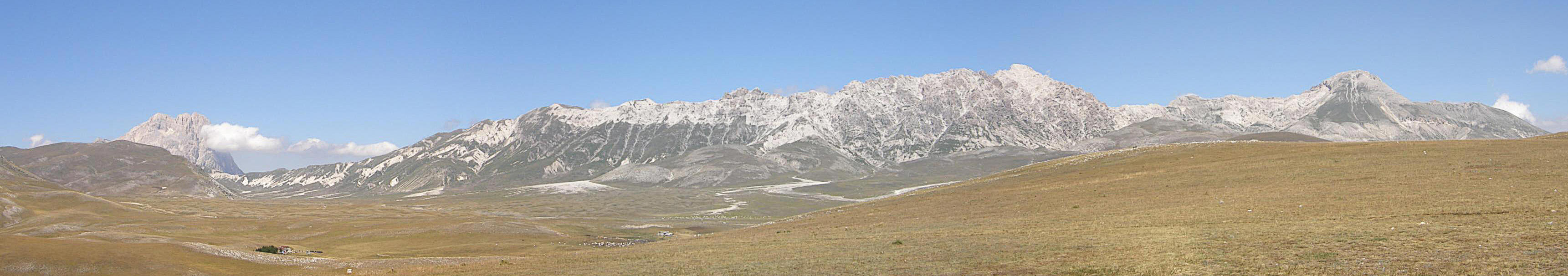 https://upload.wikimedia.org/wikipedia/commons/8/8f/Campo_Imperatore_02_Panorama%28RaBoe%29.jpg