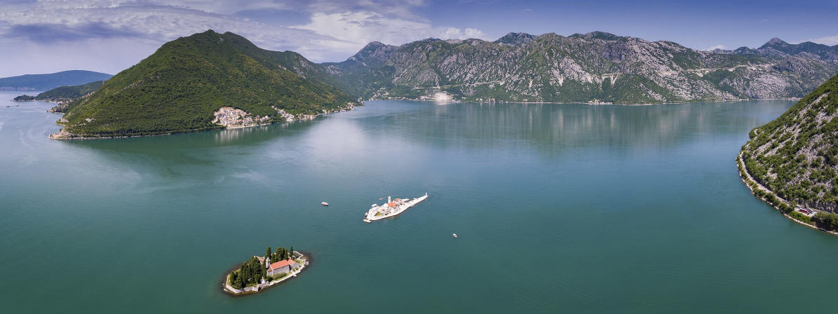 https://upload.wikimedia.org/wikipedia/commons/thumb/7/78/1_perast_aerial_2016.jpg/2560px-1_perast_aerial_2016.jpg